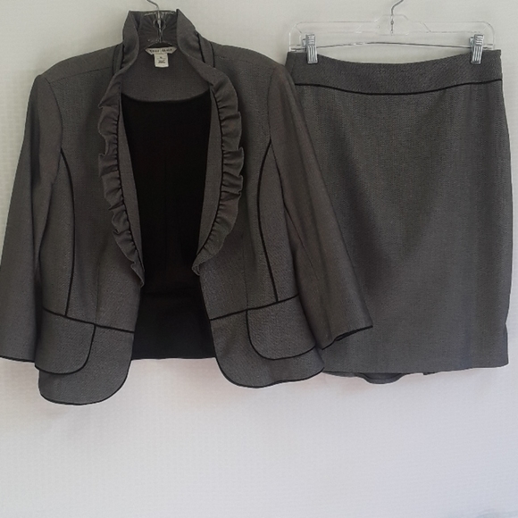 White House Black Market - Picture 2 of 7